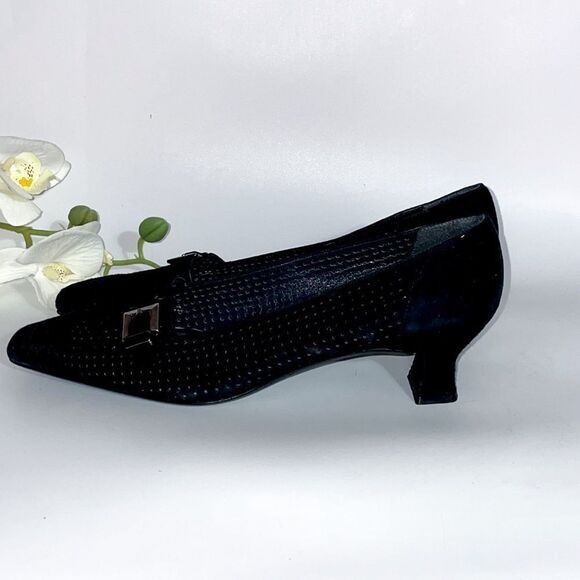 Elegant Stuart Weitzman Black Suede Kitten Heels - Picture 3 of 6